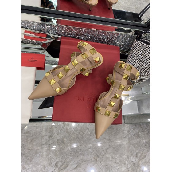 【Valentino】𝟐𝟎𝟐𝟏/𝐒𝐒 𝐧𝐞𝐰 Valentino studded sandals counter the latest series of very bright show series launched