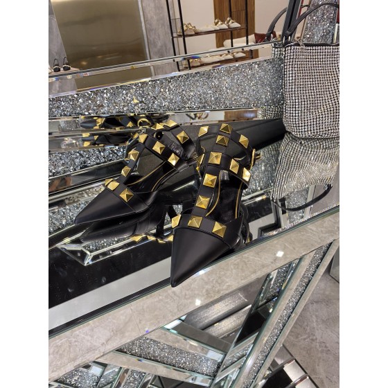 【Valentino】𝟐𝟎𝟐𝟏/𝐒𝐒 𝐧𝐞𝐰 Valentino studded sandals counter the latest series of very bright show series launched
