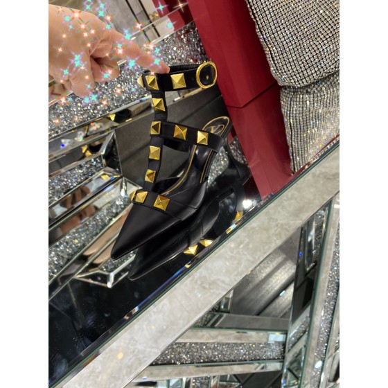 【Valentino】𝟐𝟎𝟐𝟏/𝐒𝐒 𝐧𝐞𝐰 Valentino studded sandals counter the latest series of very bright show series launched