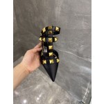 【Valentino】𝟐𝟎𝟐𝟏/𝐒𝐒 𝐧𝐞𝐰 Valentino studded sandals counter the latest series of very bright show series launched