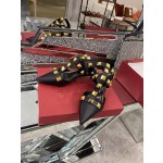 【Valentino】𝟐𝟎𝟐𝟏/𝐒𝐒 𝐧𝐞𝐰 Valentino studded sandals counter the latest series of very bright show series launched