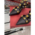 【Valentino】𝟐𝟎𝟐𝟏/𝐒𝐒 𝐧𝐞𝐰 Valentino studded sandals counter the latest series of very bright show series launched