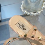 【Valentino】𝟐𝟎𝟐𝟏/𝐒𝐒 𝐧𝐞𝐰 Valentino's new Spring/Summer 2021 collection is still the classic studded collection