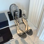 【Valentino】𝟐𝟎𝟐𝟏/𝐒𝐒 𝐧𝐞𝐰 Valentino's new Spring/Summer 2021 collection is still the classic studded collection