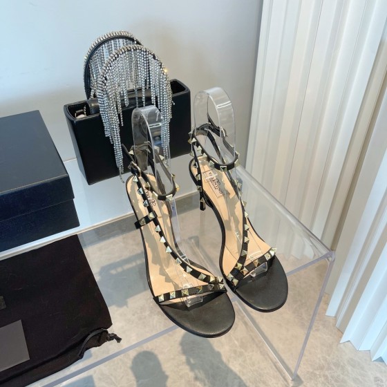 【Valentino】𝟐𝟎𝟐𝟏/𝐒𝐒 𝐧𝐞𝐰 Valentino's new Spring/Summer 2021 collection is still the classic studded collection