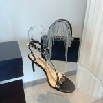 【Valentino】𝟐𝟎𝟐𝟏/𝐒𝐒 𝐧𝐞𝐰 Valentino's new Spring/Summer 2021 collection is still the classic studded collection