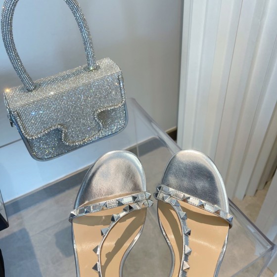 【Valentino】𝟐𝟎𝟐𝟏/𝐒𝐒 𝐧𝐞𝐰 Valentino's new Spring/Summer 2021 collection is still the classic studded collection