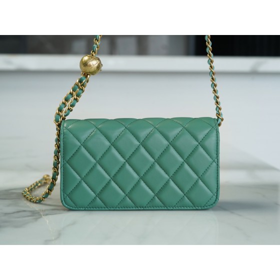 𝗖𝗛𝗔𝗡𝗘𝗟✦𝟮𝟯𝗖 Metal Ball Phone Bag Light Green 🍃