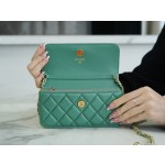 𝗖𝗛𝗔𝗡𝗘𝗟✦𝟮𝟯𝗖 Metal Ball Phone Bag Light Green 🍃