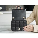 𝗖𝗛𝗔𝗡𝗘𝗟✦𝗖𝗹𝗮𝘀𝘀𝗶𝗰 𝗙𝗹𝗮𝗽 Italy 🇮🇹 The Box Original Lambskin 23𝑪 Early Spring Resort Collection The Most Beautiful Dice Square Fat