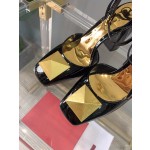 【Valentino】𝟐𝟎𝟐𝟏/𝐒𝐒 𝐧𝐞𝐰 VALENTINO 2022ss spring-summer new big studded high heelss still the classic studded collection