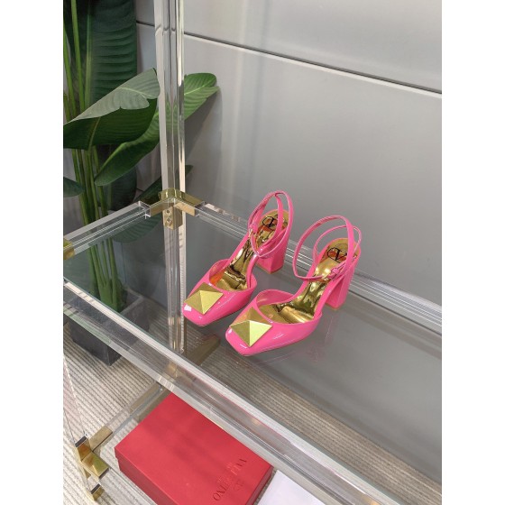 【Valentino】𝟐𝟎𝟐𝟏/𝐒𝐒 𝐧𝐞𝐰 VALENTINO 2022ss spring-summer new big studded high heelss still the classic studded collection