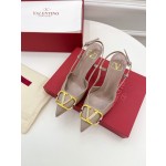 【Valentino】𝟐𝟎𝟐𝟏/𝐒𝐒 𝐧𝐞𝐰 Valentino 2022 spring and summer new large V diamond buckle high heels on the new