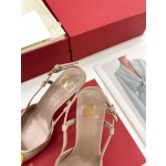 【Valentino】𝟐𝟎𝟐𝟏/𝐒𝐒 𝐧𝐞𝐰 Valentino 2022 spring and summer new large V diamond buckle high heels on the new