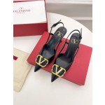 【Valentino】𝟐𝟎𝟐𝟏/𝐒𝐒 𝐧𝐞𝐰 Valentino 2022 spring and summer new large V diamond buckle high heels on the new