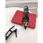 【Valentino】𝟐𝟎𝟐𝟏/𝐒𝐒 𝐧𝐞𝐰 Valentino 2022 spring and summer new large V diamond buckle high heels on the new