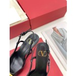 【Valentino】𝟐𝟎𝟐𝟏/𝐒𝐒 𝐧𝐞𝐰 Valentino 2022 spring and summer new large V diamond buckle high heels on the new