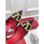 【Valentino】𝟐𝟎𝟐𝟏/𝐒𝐒 𝐧𝐞𝐰 Valentino 2022 spring and summer new large V diamond buckle high heels on the new