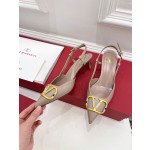 【Valentino】𝟐𝟎𝟐𝟏/𝐒𝐒 𝐧𝐞𝐰 Valentino 2022 spring and summer new large V diamond buckle high heels on the new