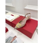 【Valentino】𝟐𝟎𝟐𝟏/𝐒𝐒 𝐧𝐞𝐰 Valentino 2022 spring and summer new large V diamond buckle high heels on the new