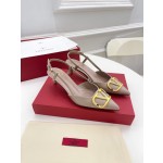 【Valentino】𝟐𝟎𝟐𝟏/𝐒𝐒 𝐧𝐞𝐰 Valentino 2022 spring and summer new large V diamond buckle high heels on the new