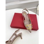 【Valentino】𝟐𝟎𝟐𝟏/𝐒𝐒 𝐧𝐞𝐰 Valentino 2022 spring and summer new large V diamond buckle high heels on the new
