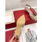 【Valentino】𝟐𝟎𝟐𝟏/𝐒𝐒 𝐧𝐞𝐰 Valentino 2022 spring and summer new large V diamond buckle high heels on the new
