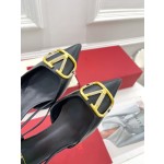 【Valentino】𝟐𝟎𝟐𝟏/𝐒𝐒 𝐧𝐞𝐰 Valentino 2022 spring and summer new large V diamond buckle high heels on the new