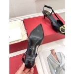 【Valentino】𝟐𝟎𝟐𝟏/𝐒𝐒 𝐧𝐞𝐰 Valentino 2022 spring and summer new large V diamond buckle high heels on the new