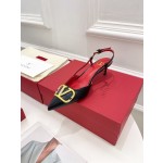 【Valentino】𝟐𝟎𝟐𝟏/𝐒𝐒 𝐧𝐞𝐰 Valentino 2022 spring and summer new large V diamond buckle high heels on the new