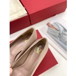 【Valentino】𝟐𝟎𝟐𝟏/𝐒𝐒 𝐧𝐞𝐰 Valentino 2022 spring and summer new large V diamond buckle high heels on the new