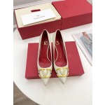 【Valentino】𝟐𝟎𝟐𝟏/𝐒𝐒 𝐧𝐞𝐰 Valentino 2022 spring and summer new large V diamond buckle high heels on the new