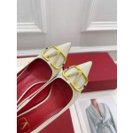 【Valentino】𝟐𝟎𝟐𝟏/𝐒𝐒 𝐧𝐞𝐰 Valentino 2022 spring and summer new large V diamond buckle high heels on the new