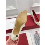 【Valentino】𝟐𝟎𝟐𝟏/𝐒𝐒 𝐧𝐞𝐰 Valentino 2022 spring and summer new large V diamond buckle high heels on the new