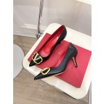 【Valentino】𝟐𝟎𝟐𝟏/𝐒𝐒 𝐧𝐞𝐰 Valentino 2022 spring and summer new large V diamond buckle high heels on the new