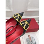 【Valentino】𝟐𝟎𝟐𝟏/𝐒𝐒 𝐧𝐞𝐰 Valentino 2022 spring and summer new large V diamond buckle high heels on the new