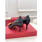 【Valentino】𝟐𝟎𝟐𝟏/𝐒𝐒 𝐧𝐞𝐰 Valentino 2022 spring and summer new large V diamond buckle high heels on the new