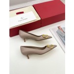 【Valentino】𝟐𝟎𝟐𝟏/𝐒𝐒 𝐧𝐞𝐰 Valentino 2022 spring and summer new large V diamond buckle high heels on the new