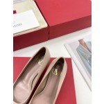 【Valentino】𝟐𝟎𝟐𝟏/𝐒𝐒 𝐧𝐞𝐰 Valentino 2022 spring and summer new large V diamond buckle high heels on the new