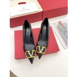 【Valentino】𝟐𝟎𝟐𝟏/𝐒𝐒 𝐧𝐞𝐰 Valentino 2022 spring and summer new large V diamond buckle high heels on the new