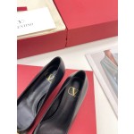 【Valentino】𝟐𝟎𝟐𝟏/𝐒𝐒 𝐧𝐞𝐰 Valentino 2022 spring and summer new large V diamond buckle high heels on the new