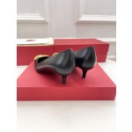 【Valentino】𝟐𝟎𝟐𝟏/𝐒𝐒 𝐧𝐞𝐰 Valentino 2022 spring and summer new large V diamond buckle high heels on the new