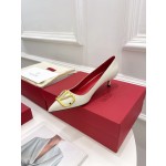 【Valentino】𝟐𝟎𝟐𝟏/𝐒𝐒 𝐧𝐞𝐰 Valentino 2022 spring and summer new large V diamond buckle high heels on the new