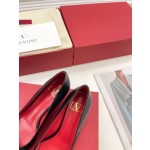 【Valentino】𝟐𝟎𝟐𝟏/𝐒𝐒 𝐧𝐞𝐰 Valentino 2022 spring and summer new large V diamond buckle high heels on the new