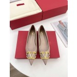 【Valentino】𝟐𝟎𝟐𝟏/𝐒𝐒 𝐧𝐞𝐰 Valentino 2022 spring and summer new large V diamond buckle high heels on the new