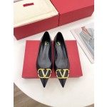 【Valentino】𝟐𝟎𝟐𝟏/𝐒𝐒 𝐧𝐞𝐰 Valentino 2022 spring and summer new large V diamond buckle high heels on the new