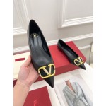 【Valentino】𝟐𝟎𝟐𝟏/𝐒𝐒 𝐧𝐞𝐰 Valentino 2022 spring and summer new large V diamond buckle high heels on the new