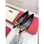 【Valentino】𝟐𝟎𝟐𝟏/𝐒𝐒 𝐧𝐞𝐰 Valentino 2022 spring and summer new large V diamond buckle high heels on the new