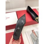 【Valentino】𝟐𝟎𝟐𝟏/𝐒𝐒 𝐧𝐞𝐰 Valentino 2022 spring and summer new large V diamond buckle high heels on the new