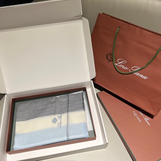 𝐋𝐨𝐫𝐨 𝐩𝐢𝐚𝐧𝐚 Ring fleece long scarf light blue 100% cashmere